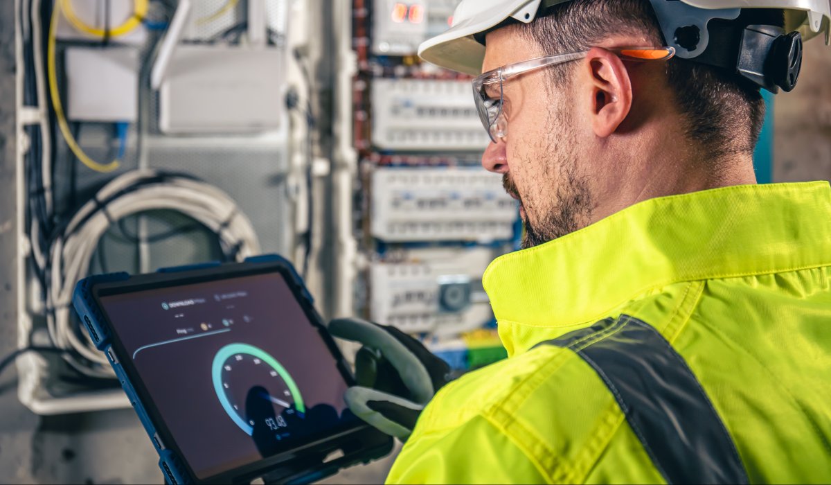 Efektywność Energetyczna w Automatyce: Jak inteligentne sterowanie procesami obniża rachunki za prąd?