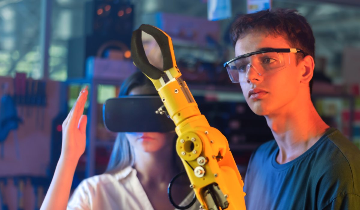 Roboty Współpracujące (Coboty): Bezpieczna i efektywna współpraca człowieka z maszyną na jednej linii produkcyjnej