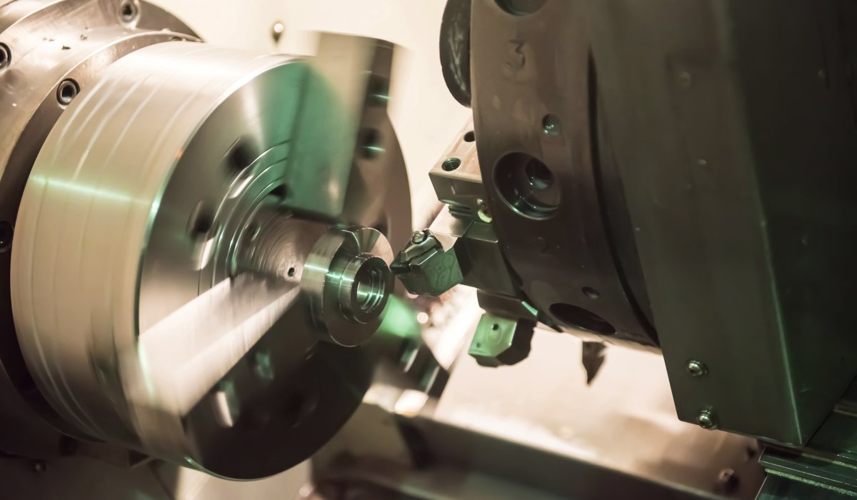 Małoseryjna vs wielkoseryjna produkcja CNC – różnice w kosztach, czasie i technologii