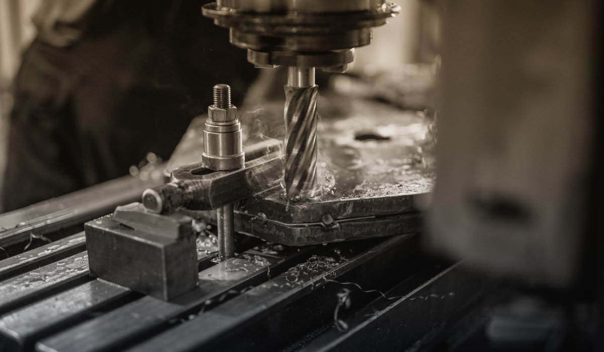 Frezowanie czy toczenie CNC? Jak dobrać technologię do konkretnego detalu